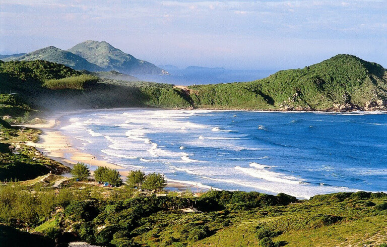 Praia brasileira rodeada por morros