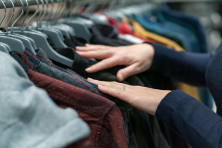 5 dicas para economizar na hora de comprar roupas online!