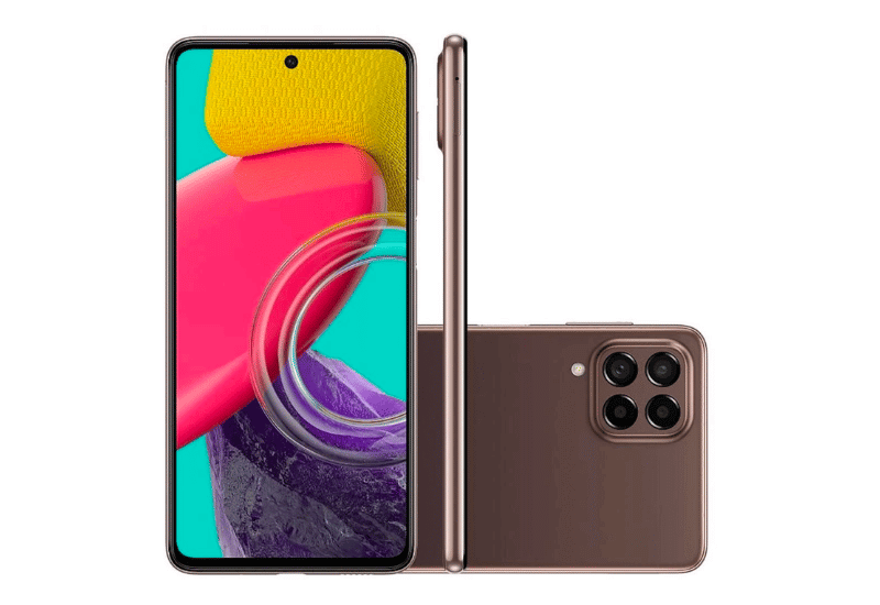 Foto de três celulares Samsung Galaxy M53, todos na cor marrom, um de costas mostrando suas quatro câmeras, outro de lado e o último mostrando a tela e sua câmera frontal