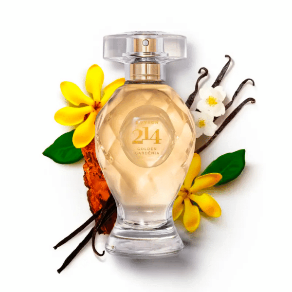 Frasco do 214 Golden Gardênia transparente e líquido dourado. Atrás do frasco estão algumas favas de baunilha, flores e folhas compostos do perfume.
