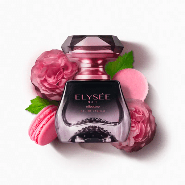 Melhores perfumes femininos do Boticário: Elysée Nuit. Frasco na cor transparente e tampa mesclada de preto com rosa. Atrás do frasco estão rosas e macarons na cor rosa.