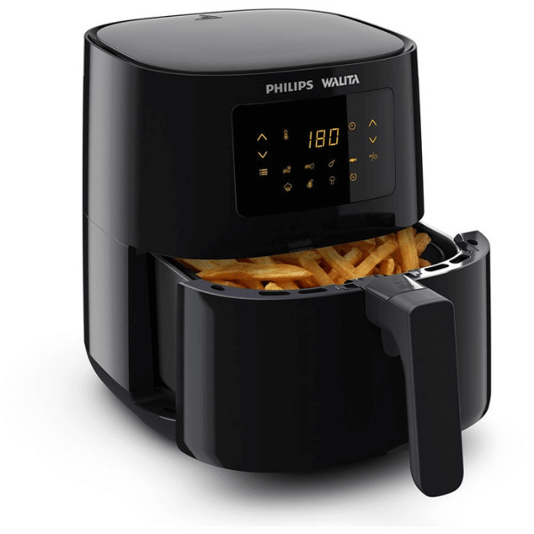 A foto mostra uma Air Fryer preta da marca Philips, modelo XL Digital com a cuba semi aberta mostrando um monte de batata frita em seu interior.