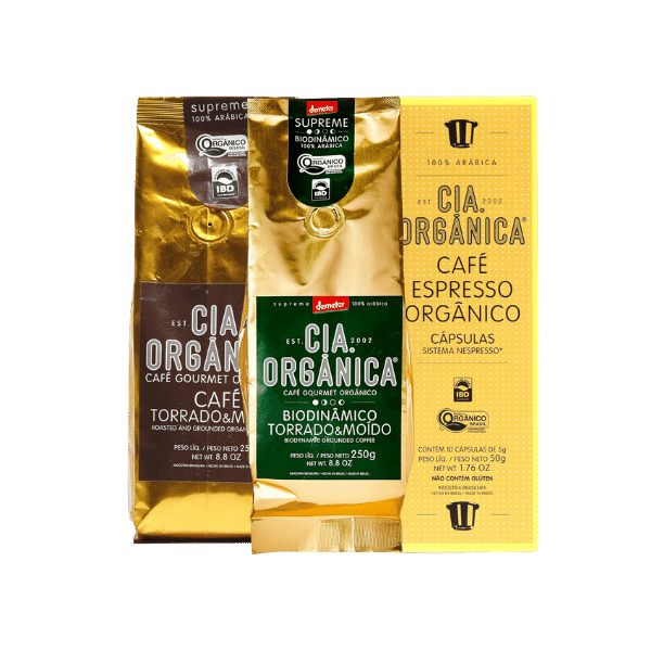 A foto mostra três pacotes da marca de café Cia. Orgânica.