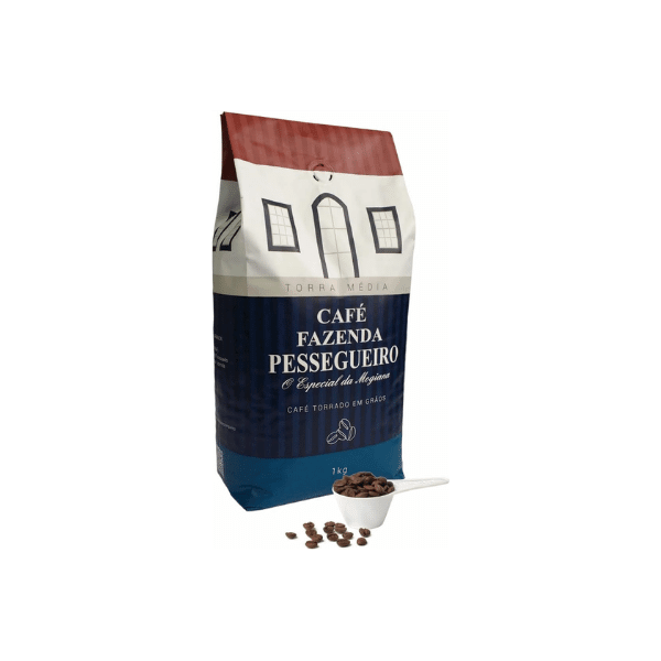 A foto mostra um pacote de café da marca Fazenda Pessegueiro.