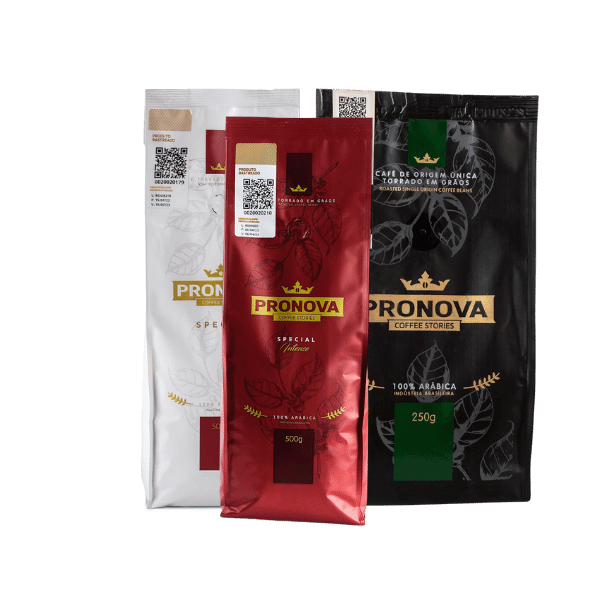 A foto mostra três pacotes de café da marca Pronova.