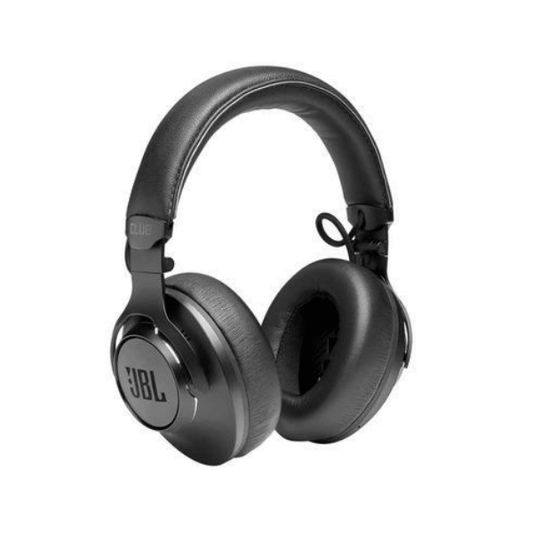 A foto mostra o fone de ouvido bluetooth da marca JBL, modelo over-ear Club One na cor preto.