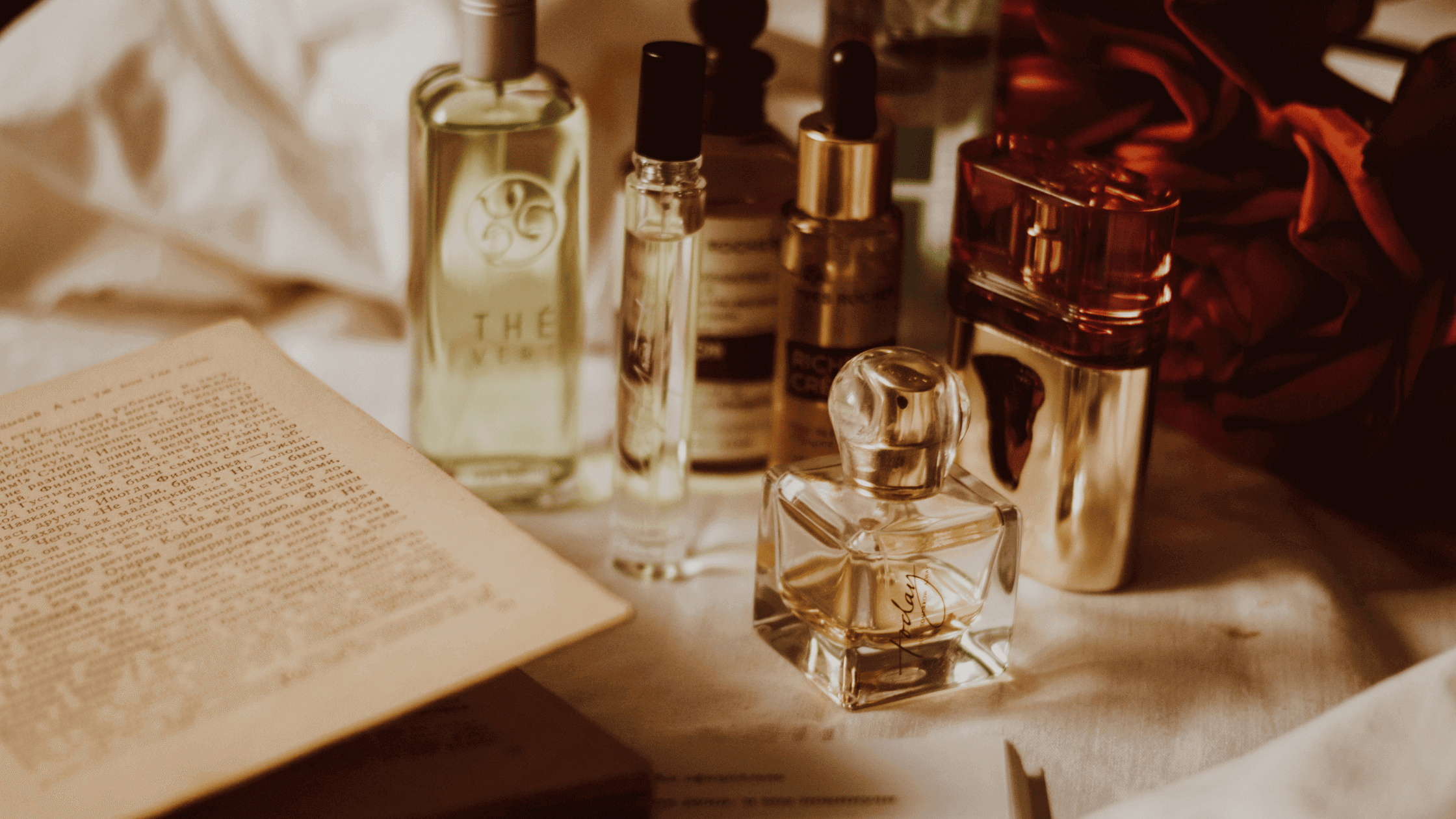 A foto mostra vários frascos de perfume.