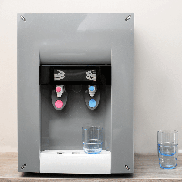 A foto mostra um purificador de água com duas opções de temperaturas.